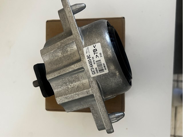 Купить LR094225 Land Rover Кронштейн подушки (опоры) двигателя правой
