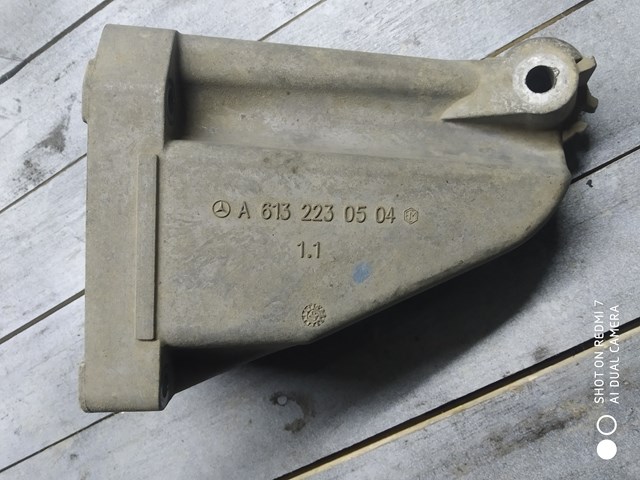 Кронштейн подушки (опоры) двигателя правой 6132230504 Mercedes