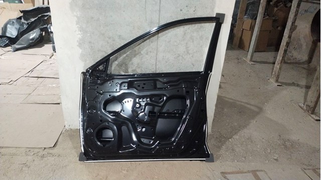 801004BA0A Nissan porta dianteira direita
