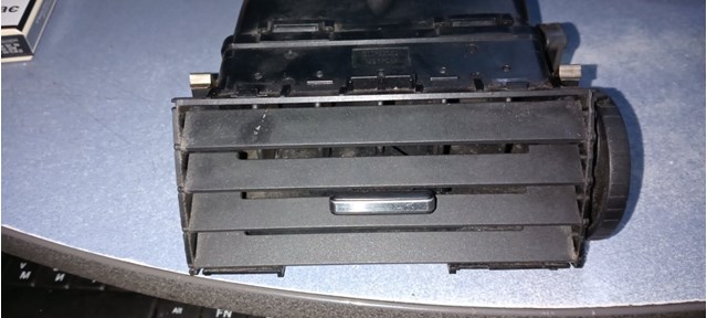 1493510 Ford grelha de ventilação de salão no "painel de instrumentos"