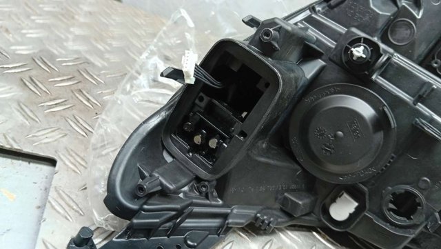 Правая фара 260106859R Renault (RVI)