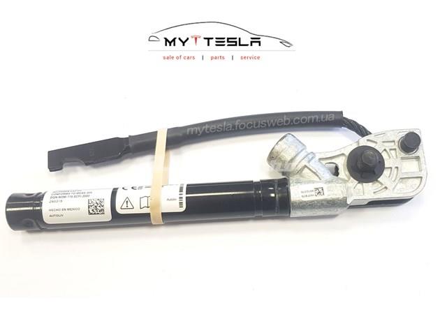 109032401C Tesla Регулятор высоты ремня безопасности передний правый