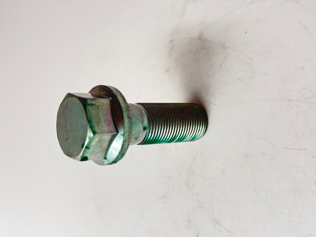 1100A083 Mitsubishi Болт шкива коленвала