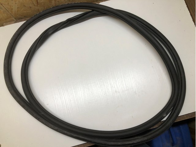 Купить 5NN867913A9B9 VAG Уплотнитель двери задней левой (на кузове)
