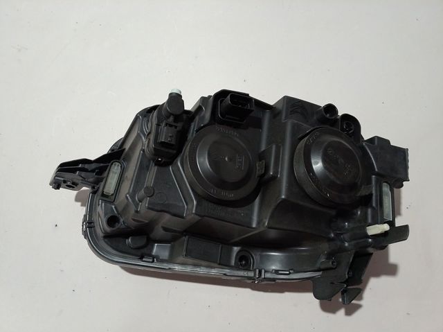Правая фара 9820059280 Peugeot/Citroen