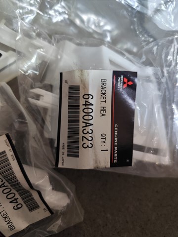 Купить 6400A323 Mitsubishi Кронштейн (адаптер) крепления фары передней левой