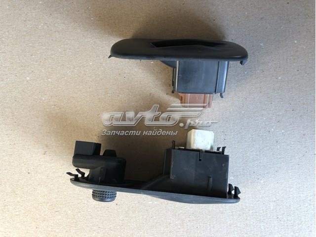 Painel (placa sobreposta) dianteiro direito de bloco de controlo de elevador de vidro Renault (RVI) 8200011870