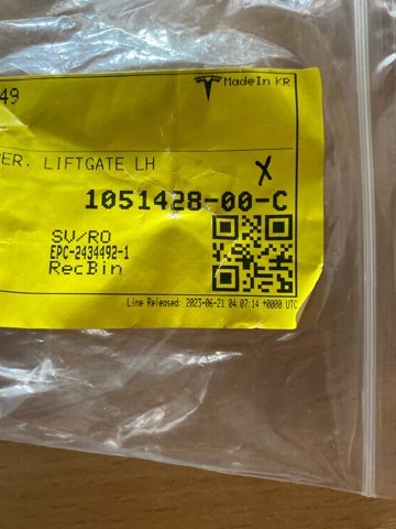 105142800C Tesla Отбойник крышки багажника
