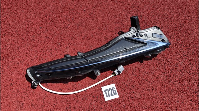 Габарит (фонарь) передний нижний правый 8161053060 Toyota