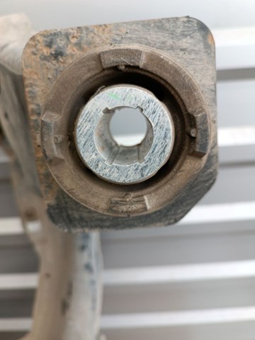 Балка передней подвески Land Rover LR072058
