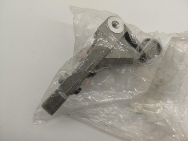 Купить LR079504 Land Rover Кронштейн компрессора кондиционера