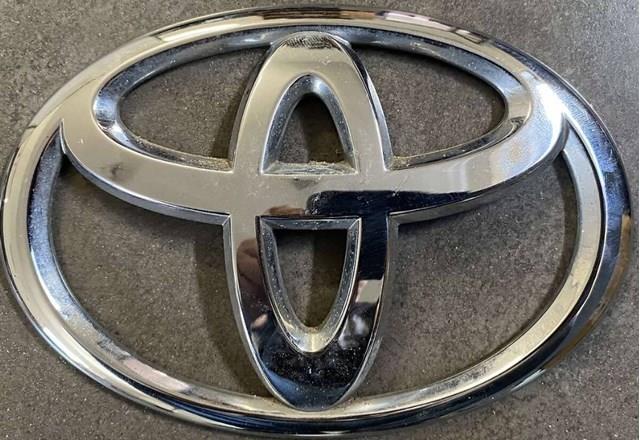Эмблема крышки багажника (фирменный значок) на Toyota Auris UKP 