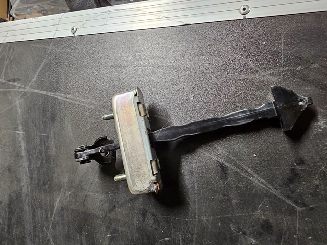 Ограничитель открывания двери задний Mazda KB7W72270A цена, от 12.68 USD