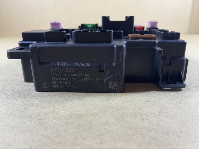 Блок предохранителей задний салонный Mitsubishi 8637A825 цена, от 31.67 USD