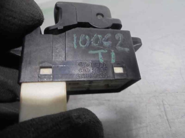 Кнопка стеклоподъемника передняя правая Hyundai/Kia 935782D000