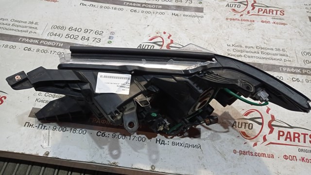 8113060N10 Toyota Фара передняя правая