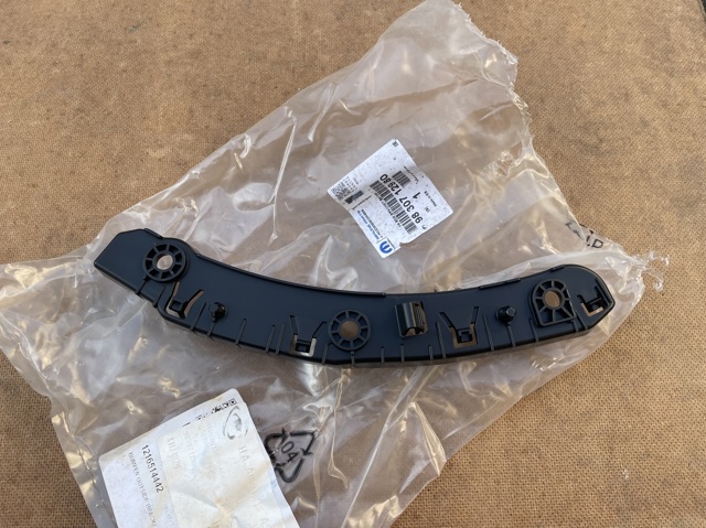 9830712980 Peugeot/Citroen Направляющая переднего бампера правая