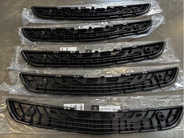 Накладка бампера переднего A90788505009K83 Mercedes