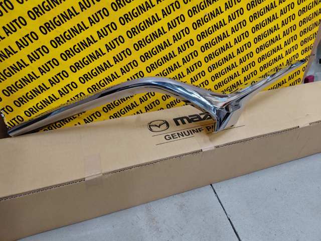Молдинг решетки радиатора правый GSH7507J0D Mazda