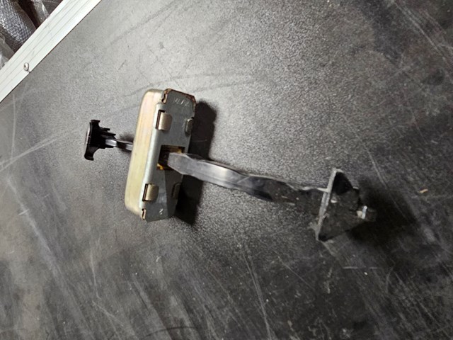 KB7W72270A Mazda Ограничитель двери, задний