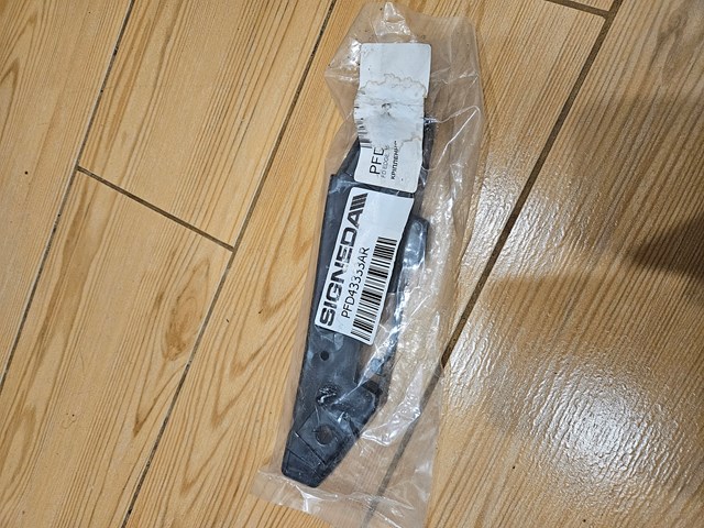 Правое крепление переднего бампера Signeda PFD43333AR цена, от 7.59 USD
