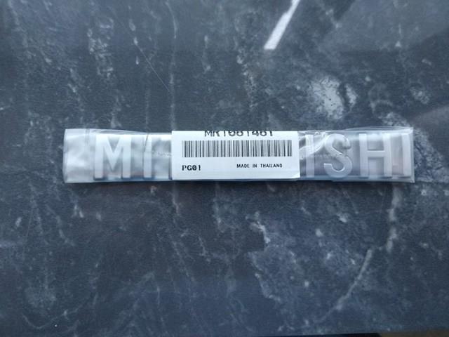  Emblema de tampa de porta-malas (emblema de firma) Mitsubishi Colt V hatchback (CJA) (1996 - 2004) V