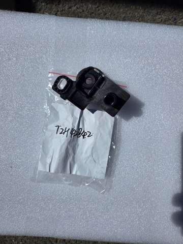 T2H24809 Jaguar Кронштейн радиатора правый