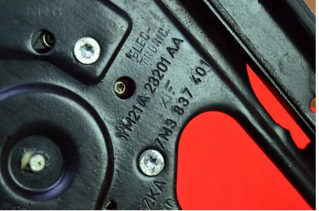Мотор стеклоподъемника двери передней левой YM2114A389AA Ford