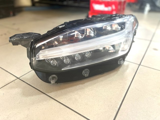 Левая фара 31655778 Volvo
