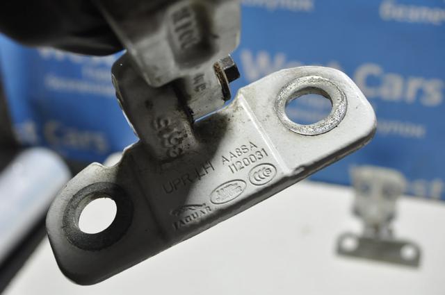 LR056354 Land Rover Петля передней двери левая