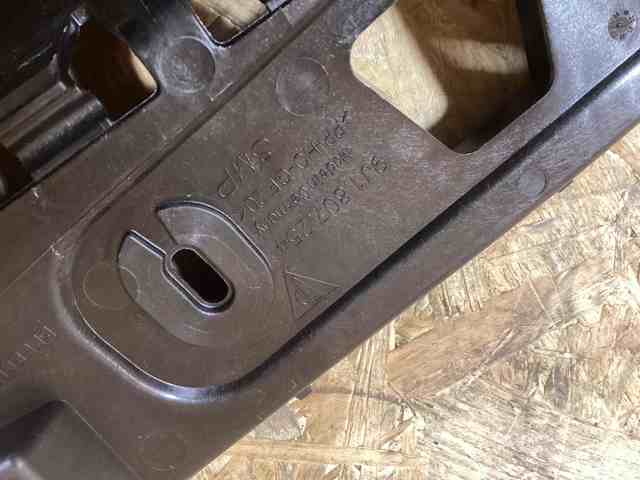 Направляющая заднего бампера правая 9J1807406 Porsche
