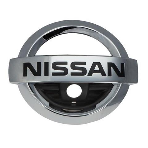 Эмблема решетки радиатора на Nissan Murano Z52