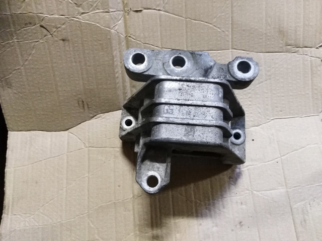 Правая подушка двигателя 9156948 General Motors