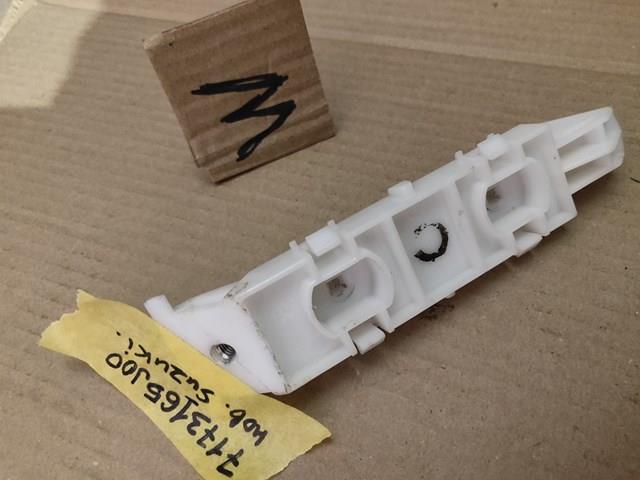Кронштейн бампера переднего Suzuki 7173165J00