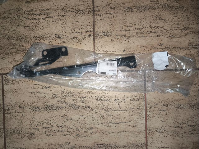 KB7W52420 Mazda Шарнир капота левый