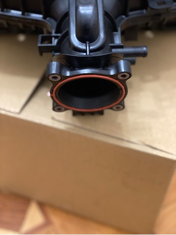 PY8V13100 Mazda Коллектор впускной