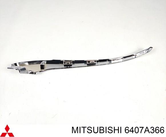 Moldura direita do pára-choque dianteiro Mitsubishi 6407A366