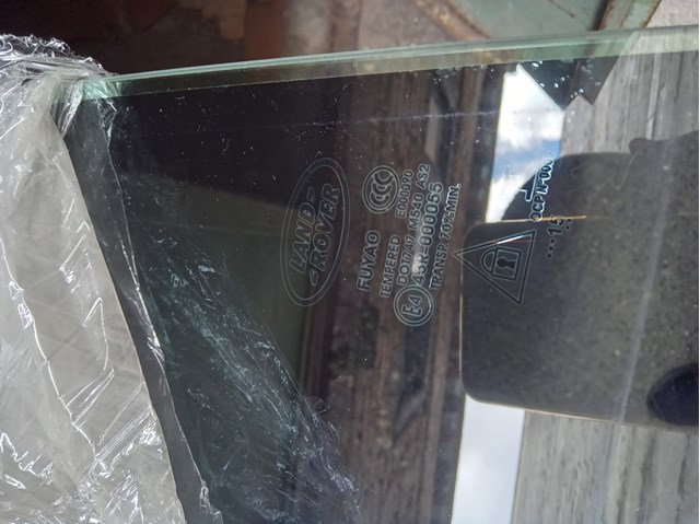 Стекло двери задней правой LR058833 Land Rover