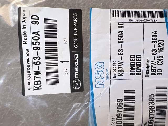 Стекло кузова (багажного отсека) левое KB7W63950A9D Mazda