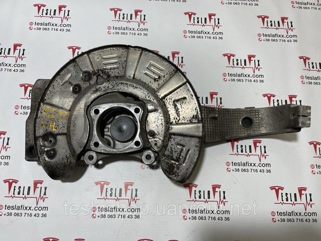 Цапфа передняя левая 104305200A Tesla