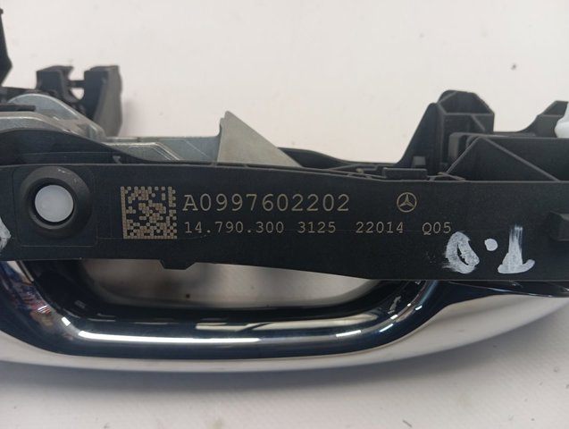 Купить A0997602202 Mercedes Держатель наружной ручки двери передней правой