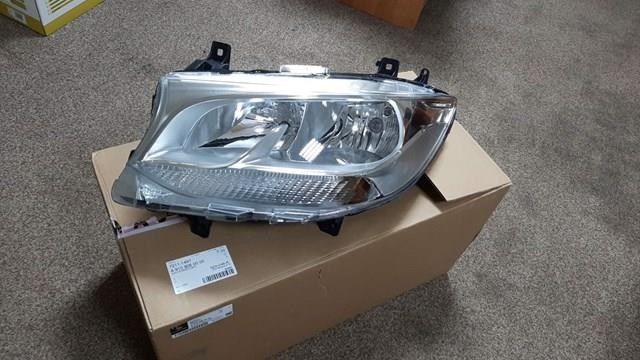 Luz esquerda para Mercedes Sprinter (907, 910)