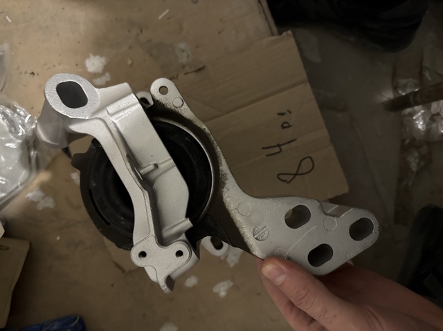 Опора двигателя Mazda TK7839060