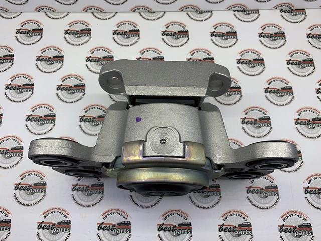 Подушка коробки передач LR024738 Land Rover