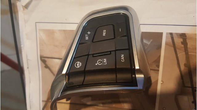 LR095541 Land Rover Блок кнопочных переключателей рулевого колеса