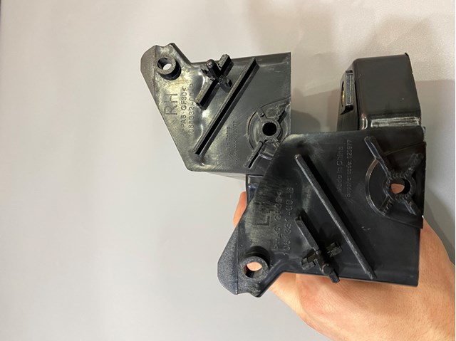 Кронштейн бампера переднего, правый FPS FP8503934