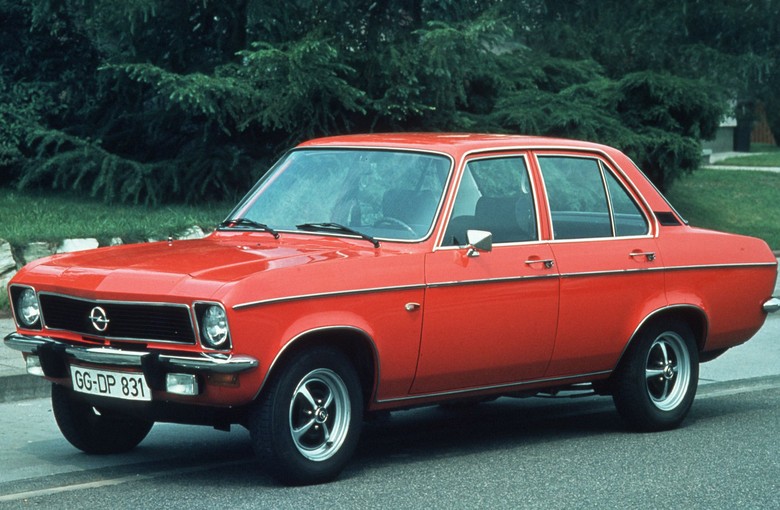 Ascona седан (81,  86,  87,  88)